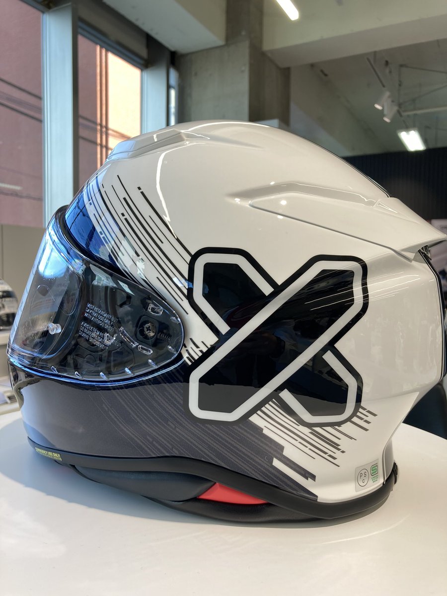 SHOEI_YOKOHAMA's tweet photo. モーターサイクルショーで話題のSHOEI Gallery限定モデル「Z-8 IDEOGRAPH」販売中です!濃い青部分はハニカム構造のような幾何学模様が入っていて非常に綺麗✨クロスロゴデザインのTシャツとキーホルダーも有ります!ご予約の上ご来店下さい🤗
#shoei #バイクファッション #クロスロゴ #nextline https://t.co/2YXyaoAhSL
