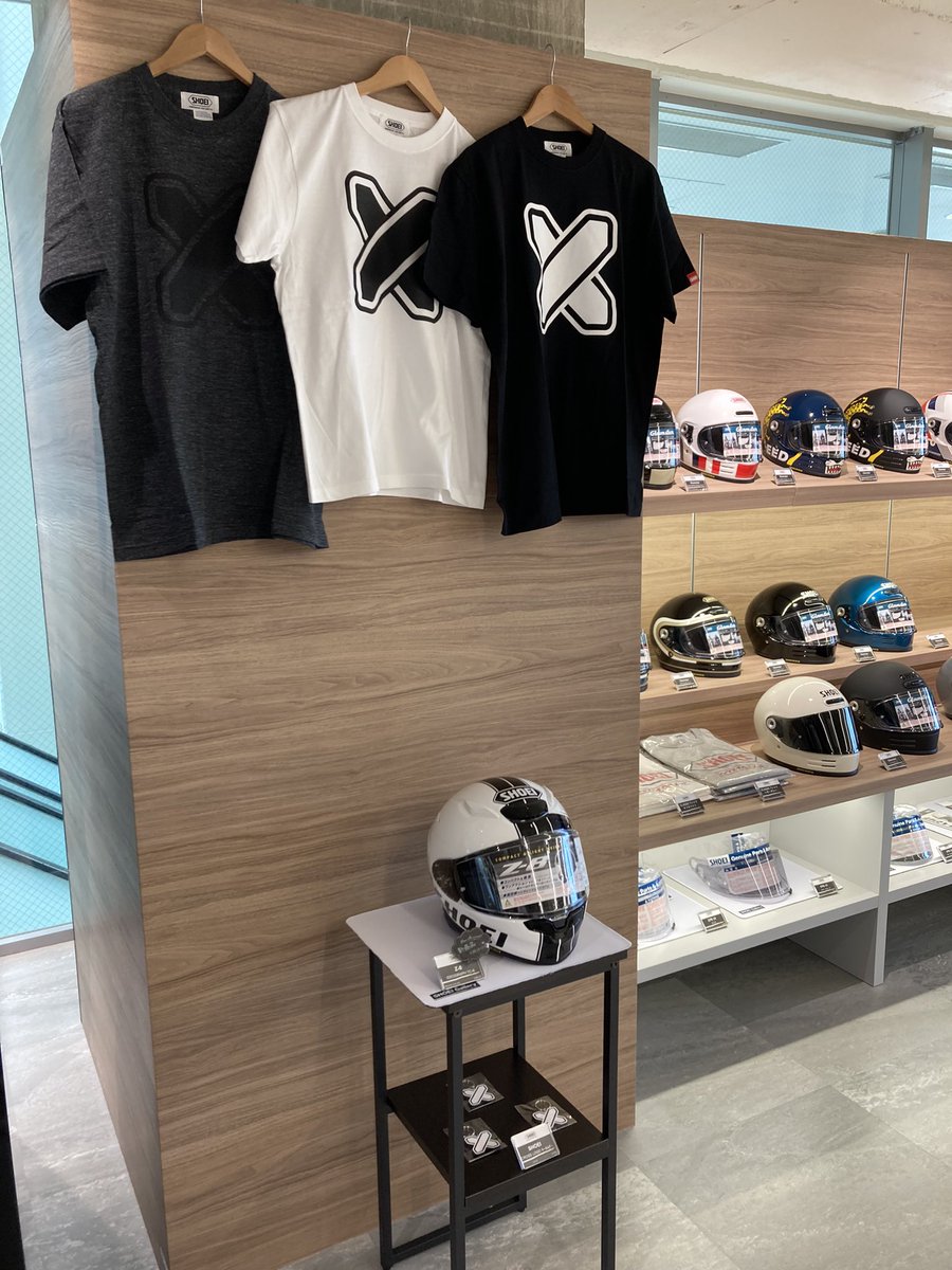 SHOEI_YOKOHAMA's tweet photo. モーターサイクルショーで話題のSHOEI Gallery限定モデル「Z-8 IDEOGRAPH」販売中です!濃い青部分はハニカム構造のような幾何学模様が入っていて非常に綺麗✨クロスロゴデザインのTシャツとキーホルダーも有ります!ご予約の上ご来店下さい🤗
#shoei #バイクファッション #クロスロゴ #nextline https://t.co/2YXyaoAhSL