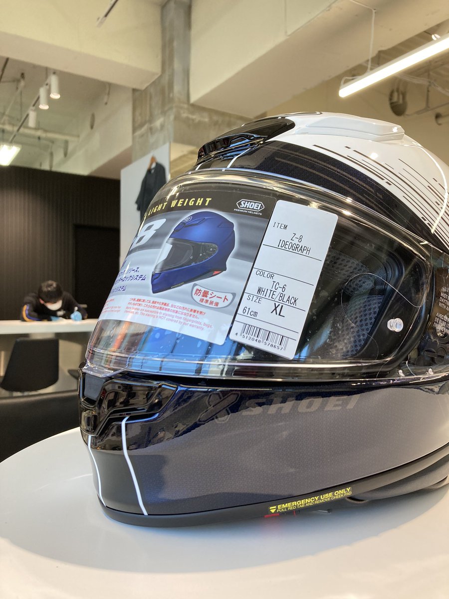 SHOEI_YOKOHAMA's tweet photo. モーターサイクルショーで話題のSHOEI Gallery限定モデル「Z-8 IDEOGRAPH」販売中です!濃い青部分はハニカム構造のような幾何学模様が入っていて非常に綺麗✨クロスロゴデザインのTシャツとキーホルダーも有ります!ご予約の上ご来店下さい🤗
#shoei #バイクファッション #クロスロゴ #nextline https://t.co/2YXyaoAhSL