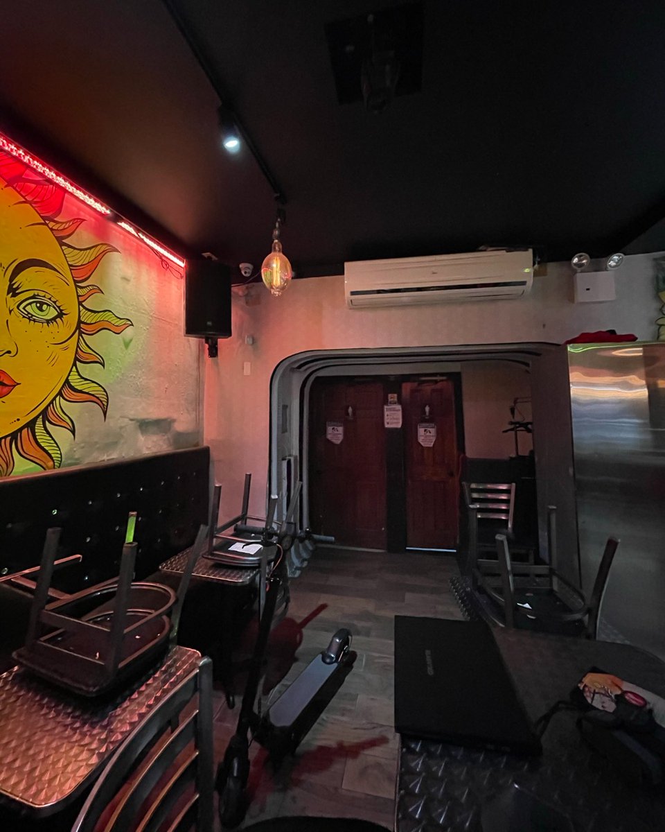 TirsoLighting's tweet image. A complete transformation! 🤩 Before and After of a restaurant lounge makeover by our talented interior design team. #tirsolighting #obsidiancontrolsystems #loungeinteriordesign