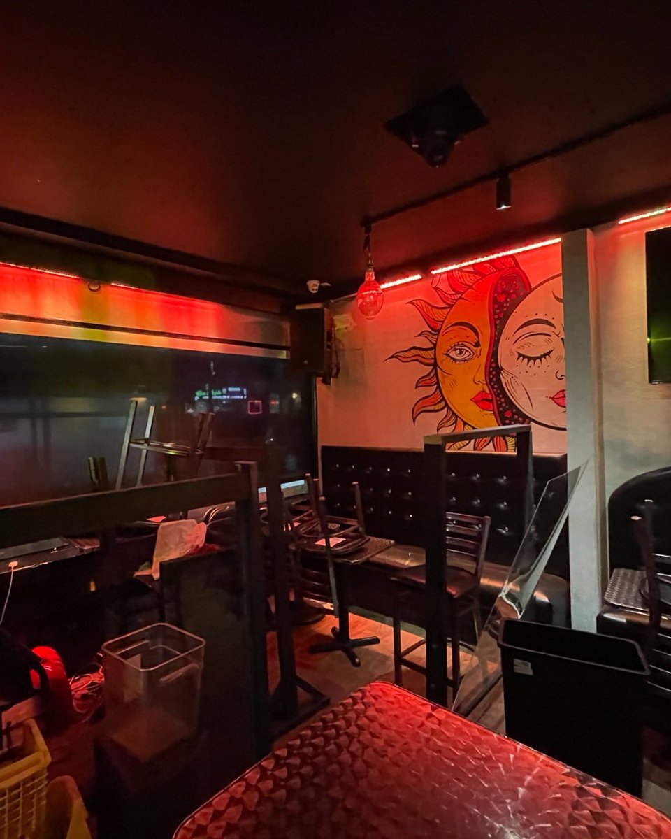 TirsoLighting's tweet image. A complete transformation! 🤩 Before and After of a restaurant lounge makeover by our talented interior design team. #tirsolighting #obsidiancontrolsystems #loungeinteriordesign