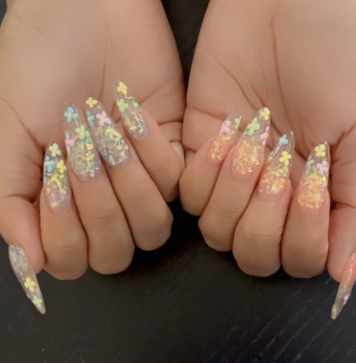 _k_noemii's tweet photo. @ashanism Gemini sun and I love getting my nails done. If I don’t have any nails on I always say I feel my hand looks like a little kids hand 🤣 https://t.co/ayZYHFfkBi