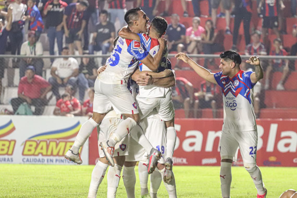 MusifutbolPy's tweet photo. ¡A LO CICLÓN!
#CerroPorteño que de vuelta como la fecha pasada comenzó con el marcador adverso cayendo por 2-0 se repuso a tiempo y esta vez si salió victorioso venciendo por 3-2 al conjunto de #GeneralCaballeroJLM.

Samudio,Churin y Carrizo marcaron para el vencedor.

#MFPY https://t.co/H3i4L3aJBb