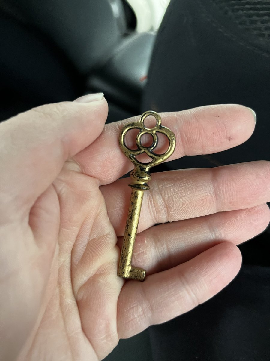 messyfangs's tweet photo. Omg so #TheMagicans is one of my favorite shows and i just got this gold key at an antique store for a dollar! 🔑💌👁️👁️ https://t.co/g8mWm5zT2B
