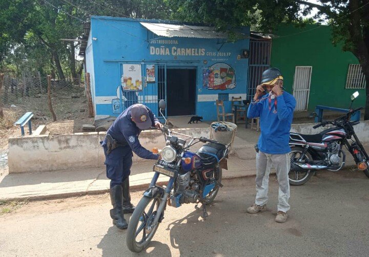 El #CCP-8 de <a href="/poliguarico15/">Policía del Estado Bolivariano de Guárico</a> realiza despliegue diurno de seguridad y patrullaje en el marco de la Gran Misión <a href="/cuadrantdpaz/">Gran Misión Cuadrantes de Paz</a> en la carretera nacional vía Las Mercedes - Chaguaramas 
En el dispositivo se realizan chequeos a personas, vehículos y motos.
#JuntosContraLasMafias