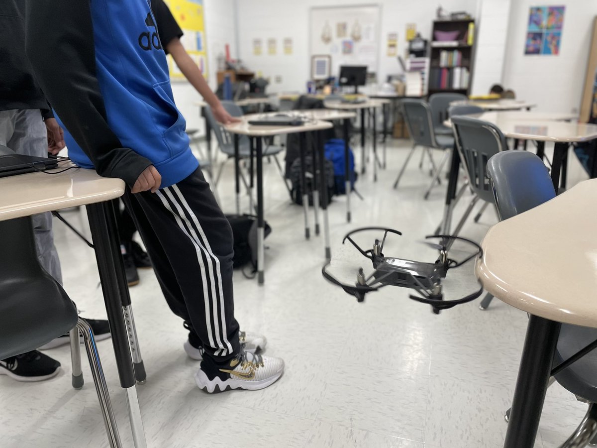 Mr_S_Pickering's tweet photo. Thanks to @mikespeidel for coming to @WillardLCPS a teach our students how to program drones! This was WILD! #stayWILD https://t.co/SFSfgH64DG