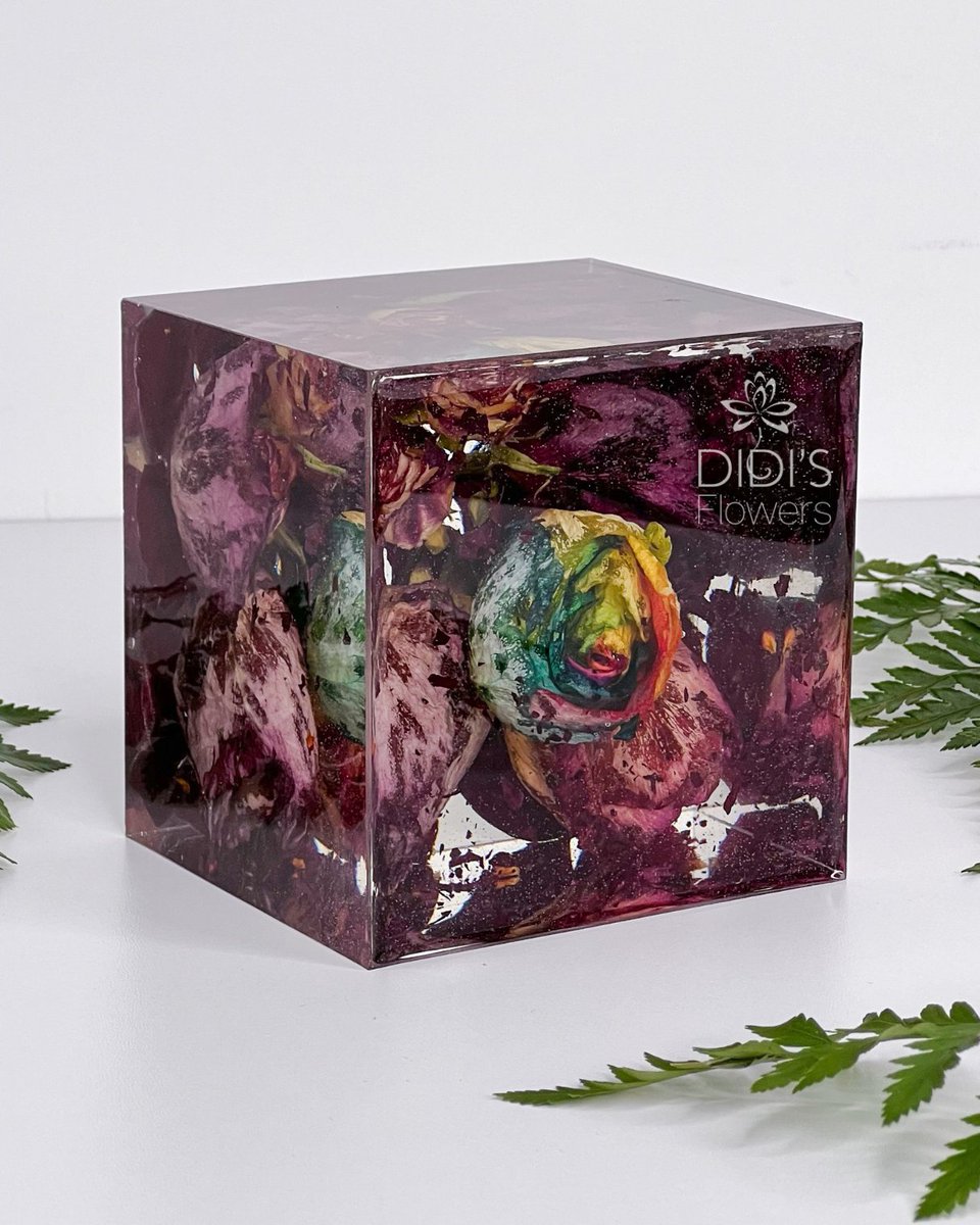 Memories fade, but the beauty of your special moments doesn't have to. Our floral preservation service allows you to keep your cherished flowers forever encapsulated in a stunning resin piece. 🌸💐

l8r.it/Sde4

#didisflowers #resincrafts #resin
#floral