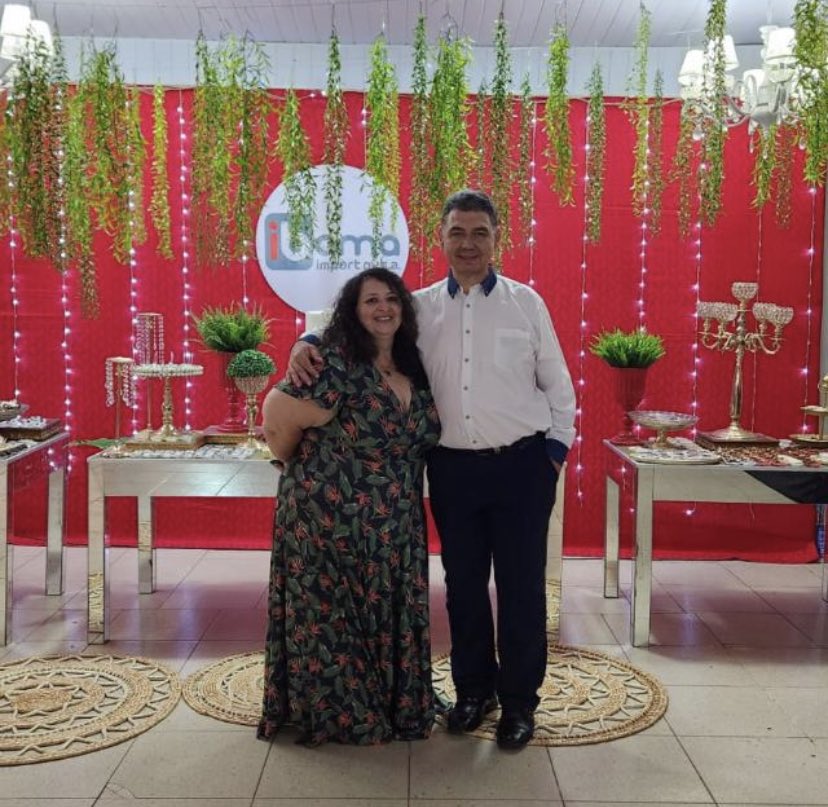 Hola Twitter. Tío Tom es el marido de Rosi, juntos cocinaron muchísimos platos de comida para las familias que acampaban fuera de los hospitales en pandemia. Tío Tom y Rosi iban siempre a mi casa a buscar ingredientes para luego cocinar y llevar la comida a los hospitales (Sigue)