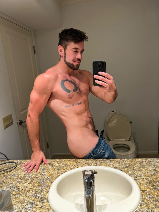 Can i get some help in the bathroom please 😅  https://t.co/LkGw17Zs54 https://t.co/48kpFdnuzP