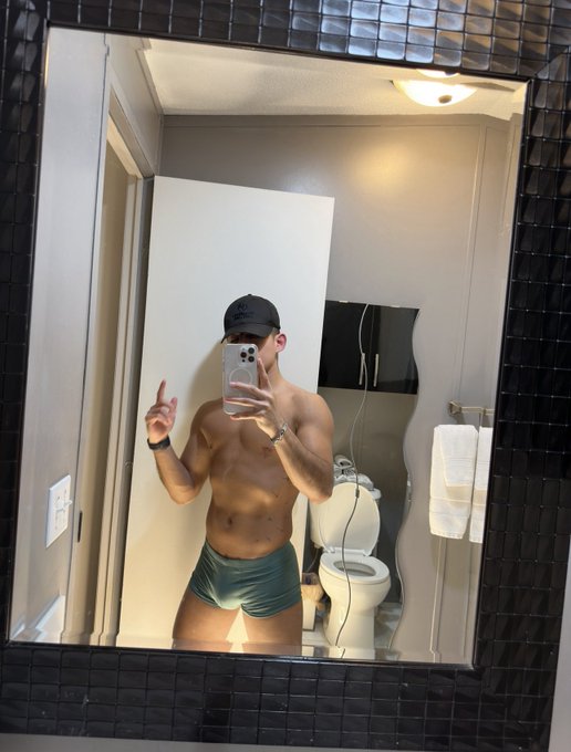 Watch 💫's leaked NSFW photo on TwXstars