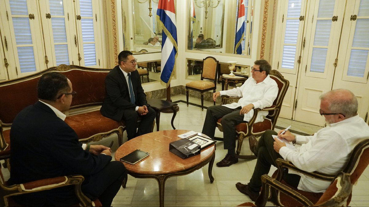 Sostuve encuentro con el embajador de El Salvador en #Cuba, @DavidHCruz_.

Dialogamos sobre los vínculos bilaterales y ratifiqué la disposición de aprovechar las potencialidades existentes para impulsar los nexos 🇸🇻🇨🇺 en áreas de interés común.