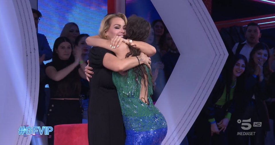 Claudia___47's tweet photo. L’abbraccio sincero di Sonia ad Antonella ❤️ #donnalisi https://t.co/7WqlYsTFng