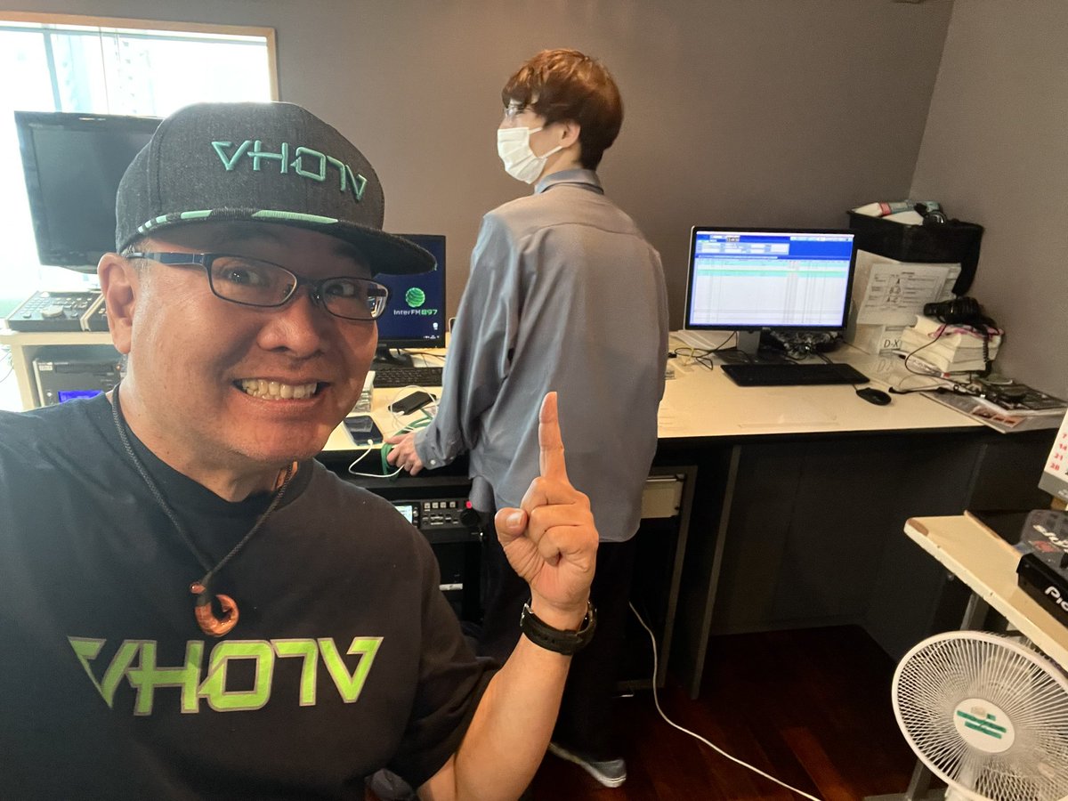 vancekband's tweet image. 前田くん！準備中🤣
14:30からレッツロック🤙🏽

▶ 木下グループ presents interfm Holiday Special Everyday Music

メッセージやリクエストもおまちしてます！3djs@interfm.jp
#3djs もつけてツイートもお願いします！
#TeamVKS #interfm897