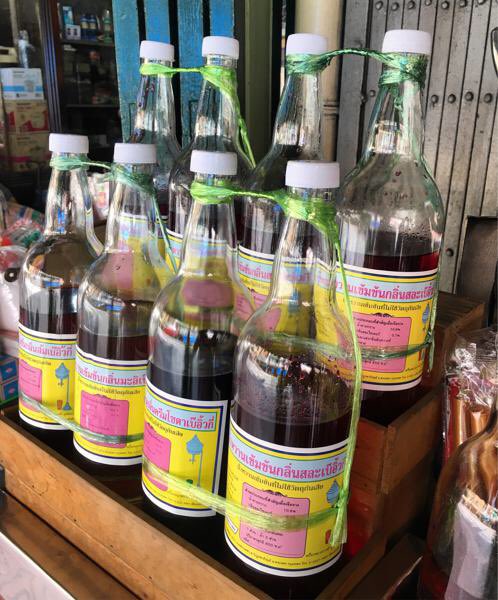 Earth_Oscar's tweet photo. @worawisut ถ้าใครเคยไปเดินพาหุรัดจะต้องรู้จัก ร้านน้ำหวานเบ๊อิ้วกี่ เป็นร้านในตำนานที่สืบทอดกันมานาน 4 รุ่นแล้ว ขายทั้งแบบขวดและแบบแก้วชงพร้อมดื่ม ผมว่าน้ำแดงเขารสชาติหอมหวานกว่า เฮลซ์บลูบอย อีกนะ แต่ผลิตจำนวนน้อย วางขายเฉพาะหน้าร้าน ไม่ได้ทำการตลาด อยากได้ต้องไปซื้อถึงที่ แร์ไอเทมสุดๆ https://t.co/7HaB3mxWdw