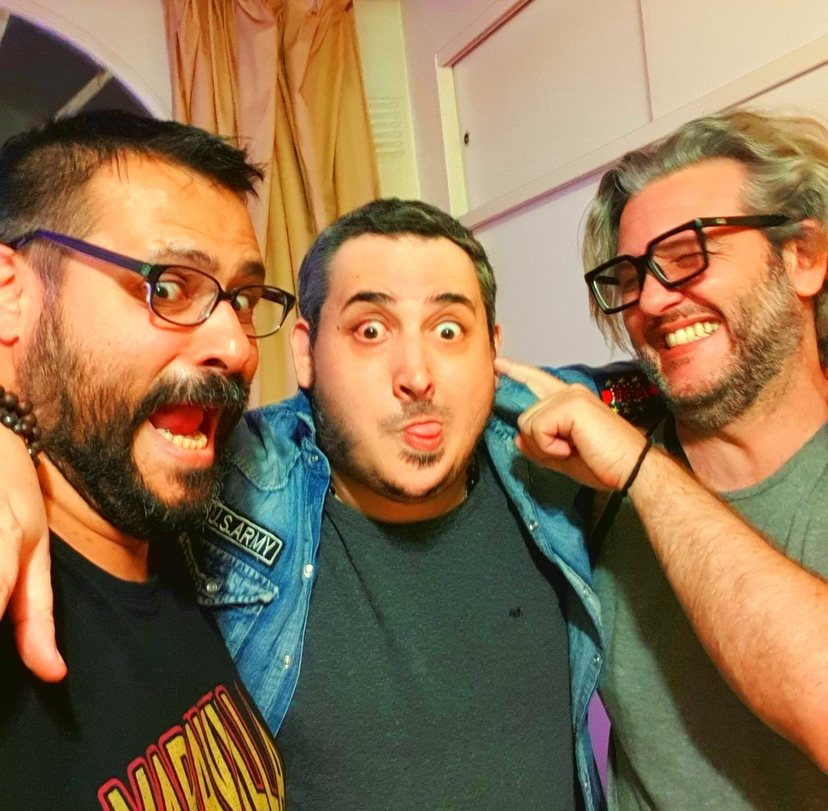 Amigos. Si mantenés gente delirante y absurda durante tanto tiempo a tu lado en la vida, algo hiciste bien.