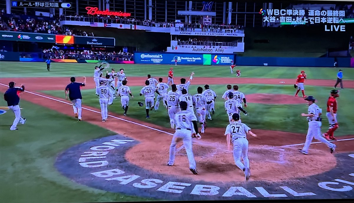 abechiaki's tweet photo. 大谷選手のツーベースからの吉田選手の四球、そして最後は村神様。9回裏、痺れました。感動して涙が止まらなくて、ホッとしたらグッタリ疲れてきて、そして朝ごはんをしっかり食べていたのにお腹が空いてきました。笑
明日が楽しみです。
#WBC #村神様 https://t.co/SjKQFxqj30