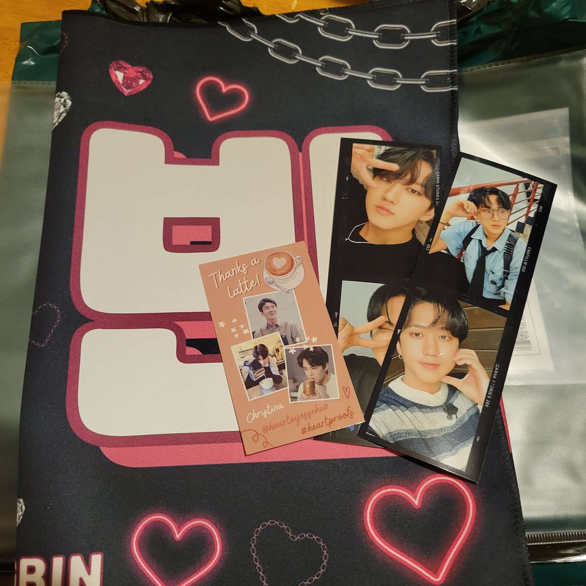 stxrry_bin's tweet photo. As usual, Christina made more amazing slogans!! Can't wait to bring him to the encore 🫶🏻
#heartproofs ♡ @hearteyessehun https://t.co/17r9r3ertl