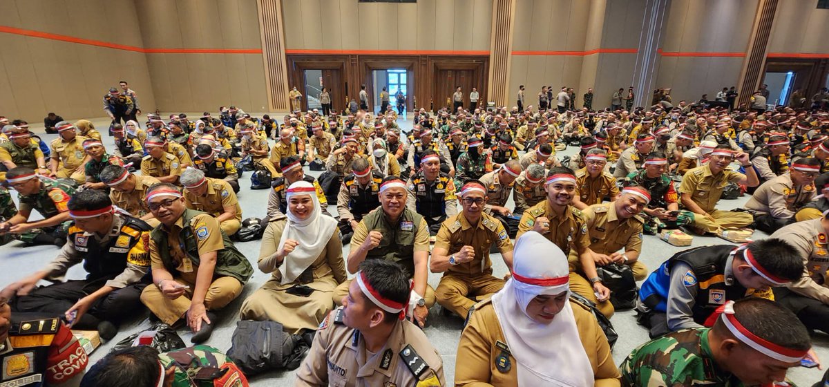 Giat Lurah Garuda Mengikuti Acara Silaturahmi 3 Pilar dalam rangka mewujudkan Kamtibmas yang Harmonis, Humanis dan Kondusif menjelang Pemilu 2024 di wilayah Polda Jabar bertempat di Ballroom Sudirman Jl. Sudirman 620 Bandung. Turut Hadir Para Lurah se-Kecamatan Andir. 21-03-2023