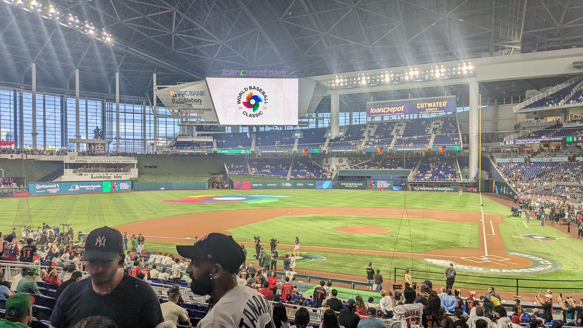 reventon0001's tweet photo. WBC日本代表、最高やった！！！
現地で観戦できて一生の思い出になりました、ありがとう日本代表✨ https://t.co/Be1yz3j28n