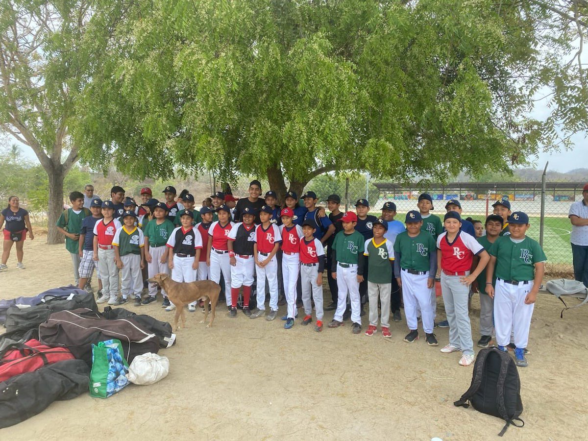 RCBA donated hats and jerseys to a group of kids in Puerto Escondido, Mexico! So great to get gear into the hands of kids who need it! #rcbachuckers #keeponchuckin ⚾️🧢🇲🇽