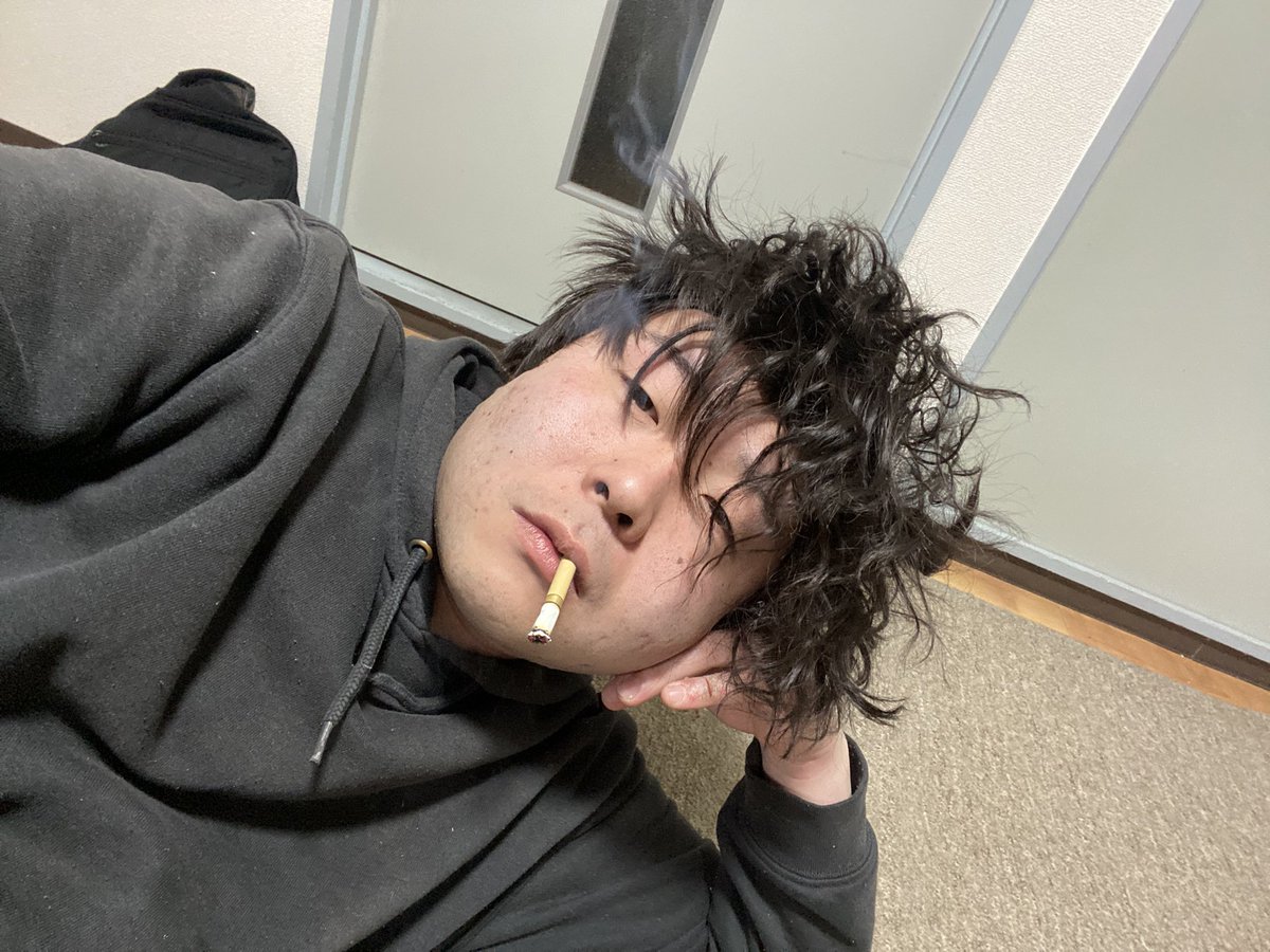 kyo__mokyo_tote's tweet photo. やっぱ赤いやつあった方がいい？どぅ？これはこれで佐藤健感！！いけるいけるいけるwww https://t.co/2BwuXRmpEQ