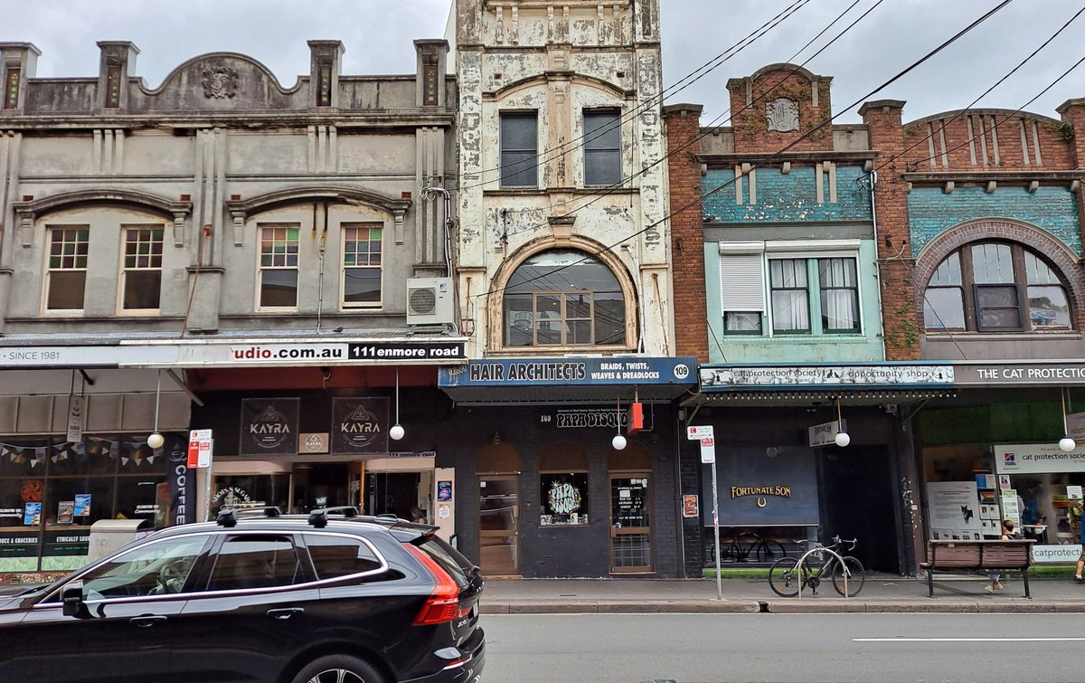 After a week here in Sydney I'm getting to understand a bit better of the urban structure and cityscape. Victorian Style Newtown is both vibrant and lively, yet much dominated by cars. Better watch carefully to right! #urbanplanning #walkablecities #infrastructure