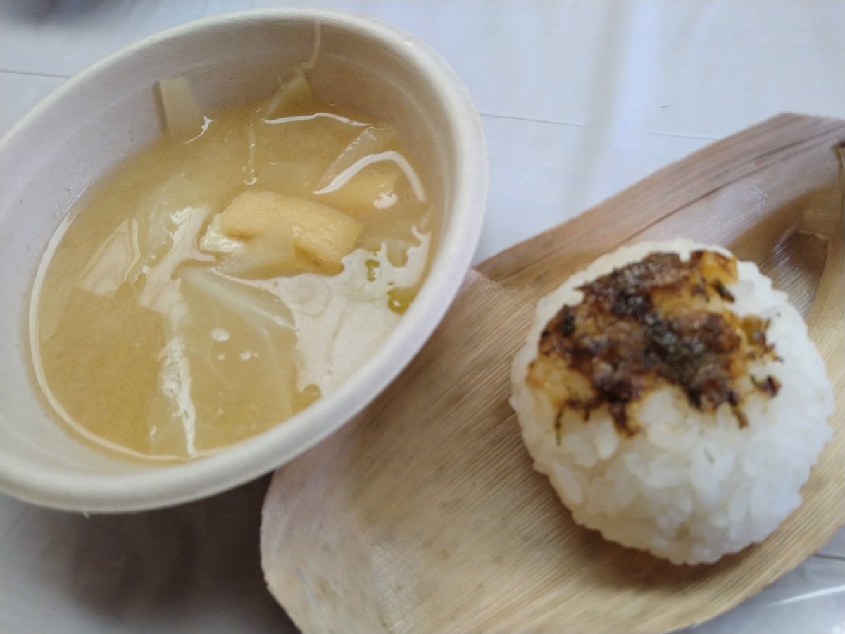 youcafekure's tweet photo. 炊きたてご飯がころんとまあるい焼きおにぎりになってる！
 #結わふ
 #小さなマルシェ
 #onne. ＠onne__22 https://t.co/9bw9nwBmcd