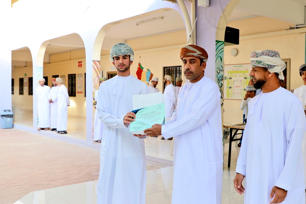 نحو تحفيز الأداء وتجديد عزيمة الحاضر المشرق والمستقبل الواعد وحفاظا وصونا لكل ما تحقق تم تكريم الطلاب المجيدين تحت رعاية الفاضل بوسف بن محمد الجهوري رئيس مجلس أولياء الأمور