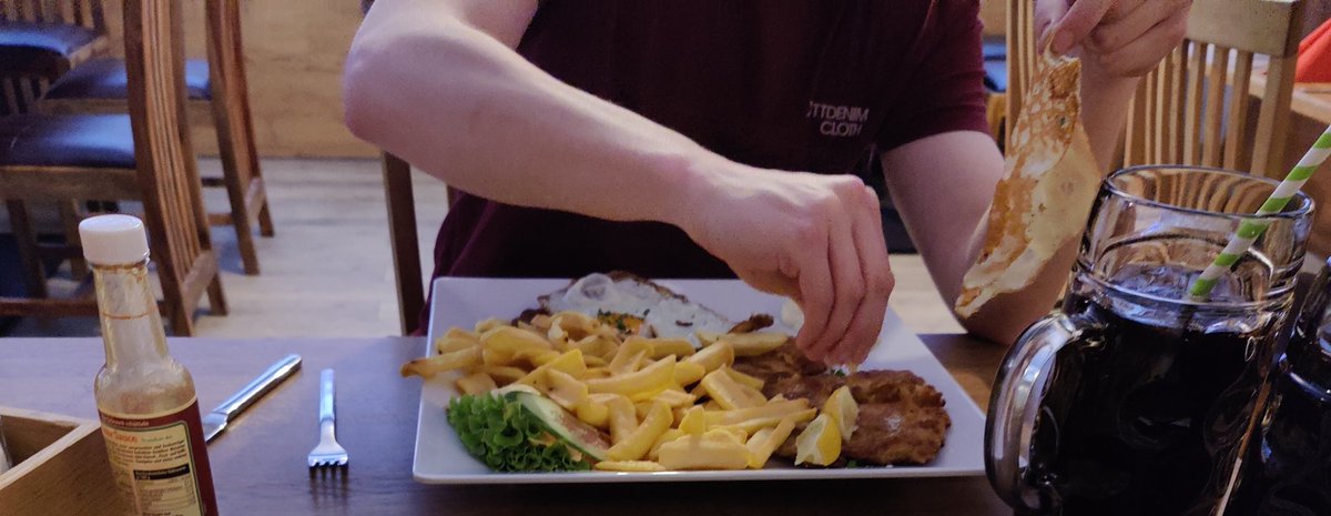 blackboxy13's tweet image. Mein Freund in einem Bild zusammengefasst #spiegelei #schnitzel #zitrone