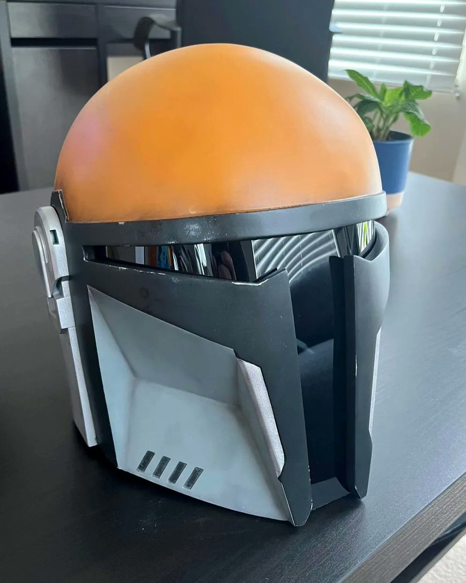 Senjo41A's tweet photo. Here are some more pics of @RoomeSean helmet. I totally forgot to take some before I sent it off, and had to ask for some 😅. Such a fun project. #MandoMonday #Mandalorian #MandoHelmet #StarWars #StarWarsHelmet #StarWarsCosplay #Cosplay #PropPainting #3dPrint #CrealityPrinter https://t.co/tZepntnLac