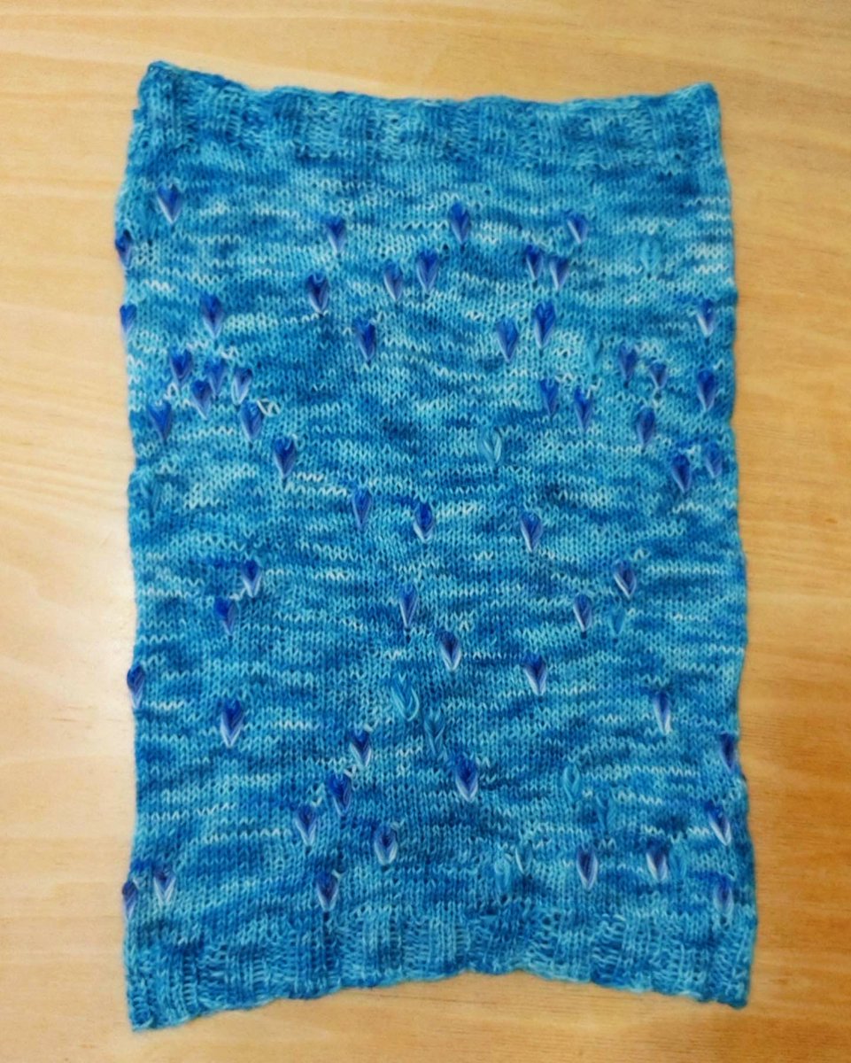 eda00's tweet image. Spring Crocus Cowl
編めました！
この模様の編み方をやってみたくて、糸を染めるところからの挑戦。
染まってないところの模様も面白い。
#springcrocuscowl
#handdyed
#靴下の毛糸やさん
#knitting
#春待ちkal2023