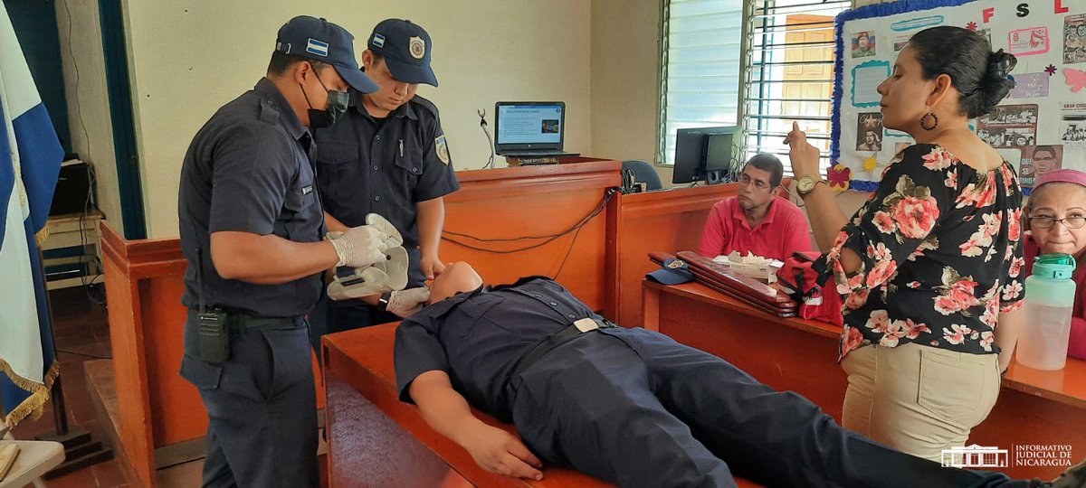 #InformativoJudNic| Funcionarios del Juzgado del municipio de Quezalguaque, departamento de León, recibieron capacitación impartida por Bomberos Unidos de Nicaragua sobre técnicas de primeros auxilios y rescate, esto como parte de prepararnos para cualquier desastre natural. 💛