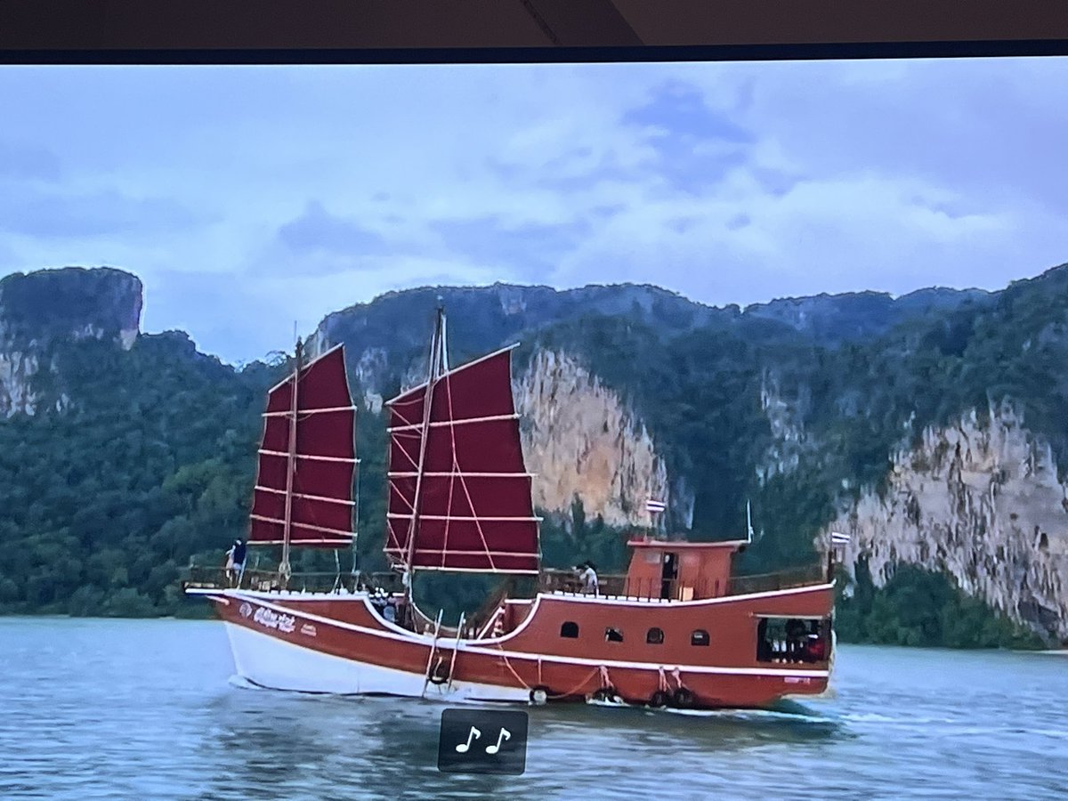 dressedtoill's tweet photo. Just pictured Somali pirates hijacking the boat saying “I’m the Bachelor now” #thebachelor https://t.co/ie7rnO8ZFn