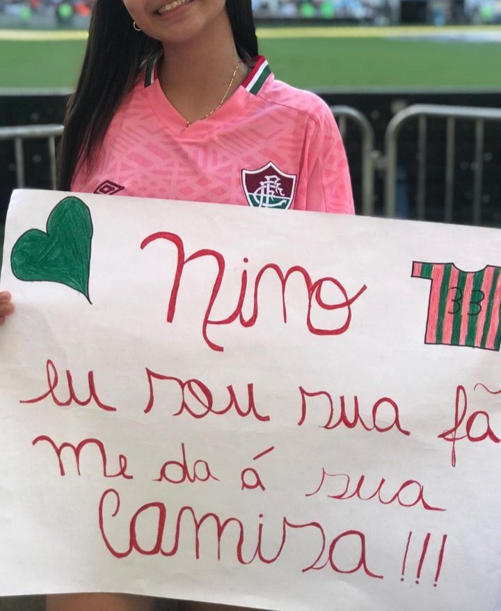 aaraujoffc's tweet photo. oii gente, essa é a Júlia, fã do nino. a menina é apaixonada por ele, fã num nível que vcs não imaginam. no último jogo ela foi ao maraca com esse cartaz pedindo a camisa dele, infelizmente não conseguiu :)

não tenho relevância nenhuma mas vim pedir do fundo do coração+ https://t.co/8BW7xTGT5y