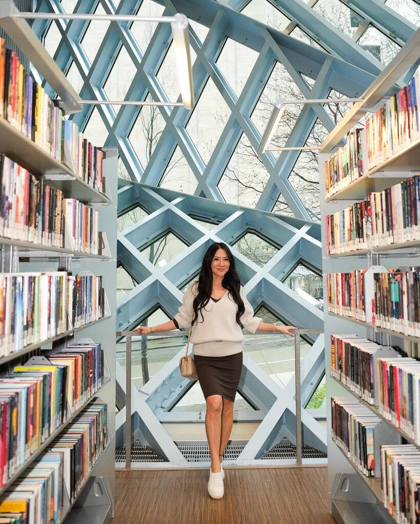 Qualitydaydream's tweet photo. Fun photoshoot at the library with my Love.  Not much reading going on here ♥️📚 https://t.co/QGJG4wp0fn https://t.co/4JXibdDNGE