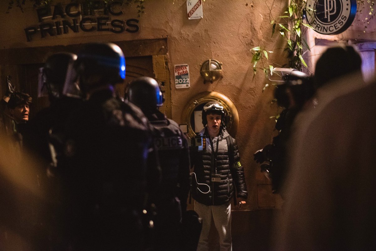 mcybulskiphoto's tweet photo. #Strasbourg ce soir nasse particulièrement dangereuse petite rue des dentelles. Ruelle très étroite, bloquée des 2 côtés par les CRS, ne laissant aucune échappatoire. 
Une centaine de manifestants, très jeunes pour la plupart, bloqués au milieu d’un nuage de lacrymo très dense. https://t.co/tAyHRwZT94