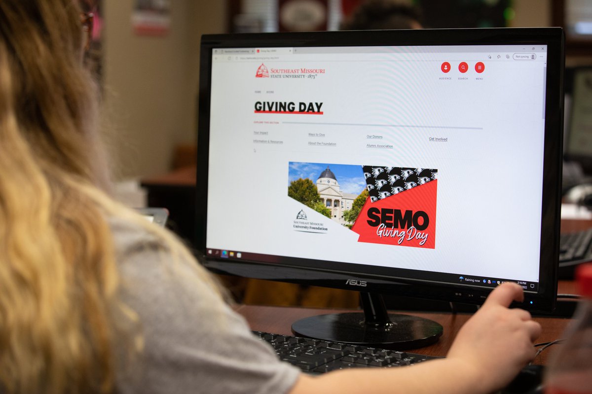 SEMissouriState's tweet photo. Set those alarms and have those credit cards ready! If you are the first to donate after midnight on March 22, a new $1,000 challenge gift will unlock! 

Be the first to give on SEMO's 150th Birthday! #SEMOGivingDay #SEMO150 https://t.co/ChPHhbujuB https://t.co/w9hLbiCr0s