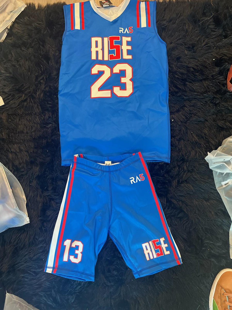 RSimmons5172's tweet photo. @RI5E_Sports @RI5E_apparel
Eeeewwie!!! 🗣CHI-TOWN!!!! We on our way and definitely will be in style. You look good, you feel good, you feel good, you play good. 18u let's get it #MINDSETOFAPRO #RI5E⬆️
#RI5EMAFIA #DRIPPY #FAMILYTIES🤞
💯🤙💪 https://t.co/jKXSCTr0Sk