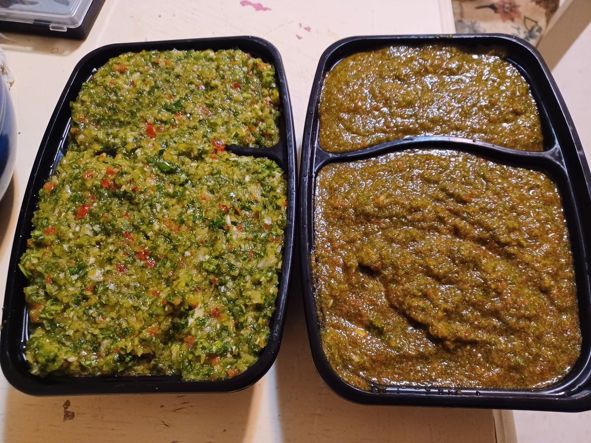 Which one do YOU like better, the #sofrito on the left or the sofrito on the right?
The only difference is the blender that I used. 
When you come to my house you know you're gonna get a good meal.
#PuertoRico #puertoricanfood 
¿Que TE gusta mas? ⬅️ Or ➡️?