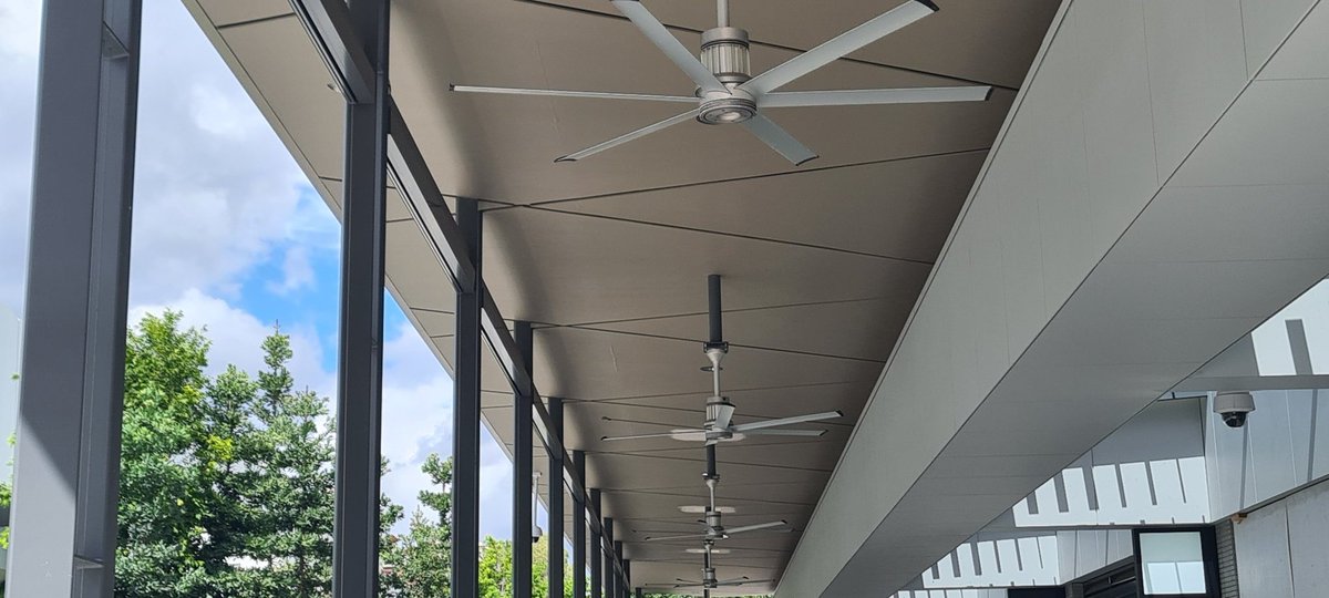 BadBoyofImprov's tweet image. I never understood fans on the outside. Is it to make people feel like they&apos;re at home in front of the TV? #outsidefans #goviral #howiesrandomthoughts