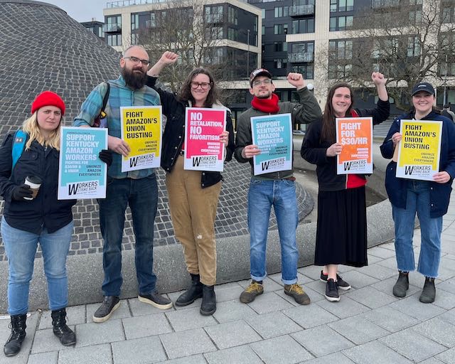 joanifex's tweet photo. Help unionizing workers win a union at Amazon’s most important facility with @wrkrsstrikeback! Some people saw us setting up and on the spot two signed up to get involved with our week of action: https://t.co/KEr0mBhuUZ

#UnionizeAmazonKCVG and unionize Amazon everywhere! https://t.co/O9CmgMG0lq