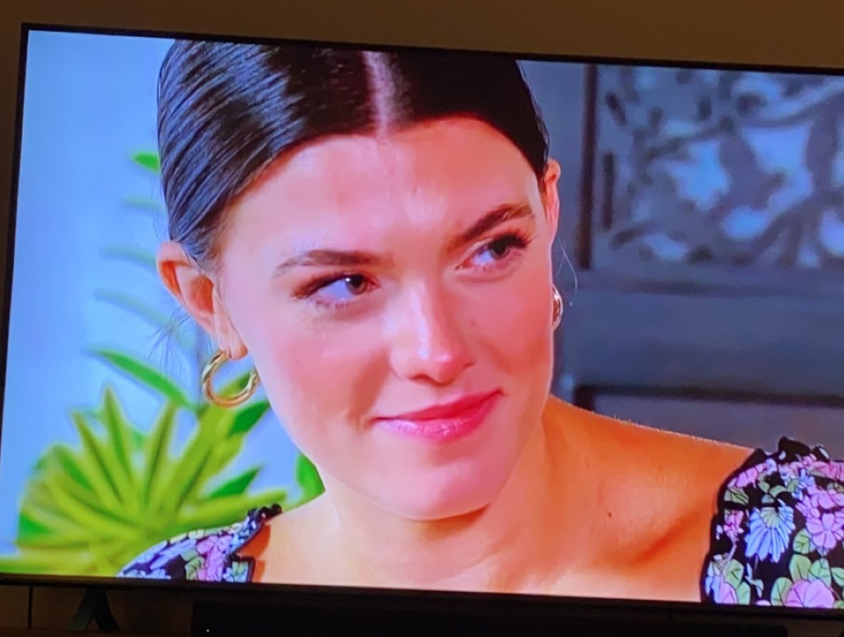 kelsey_mansell's tweet photo. The face you make when you have to discuss your sex life on national tv because your boyfriend can’t keep his mouth shut 

 #Thebachelor https://t.co/QLTq9Wukw1