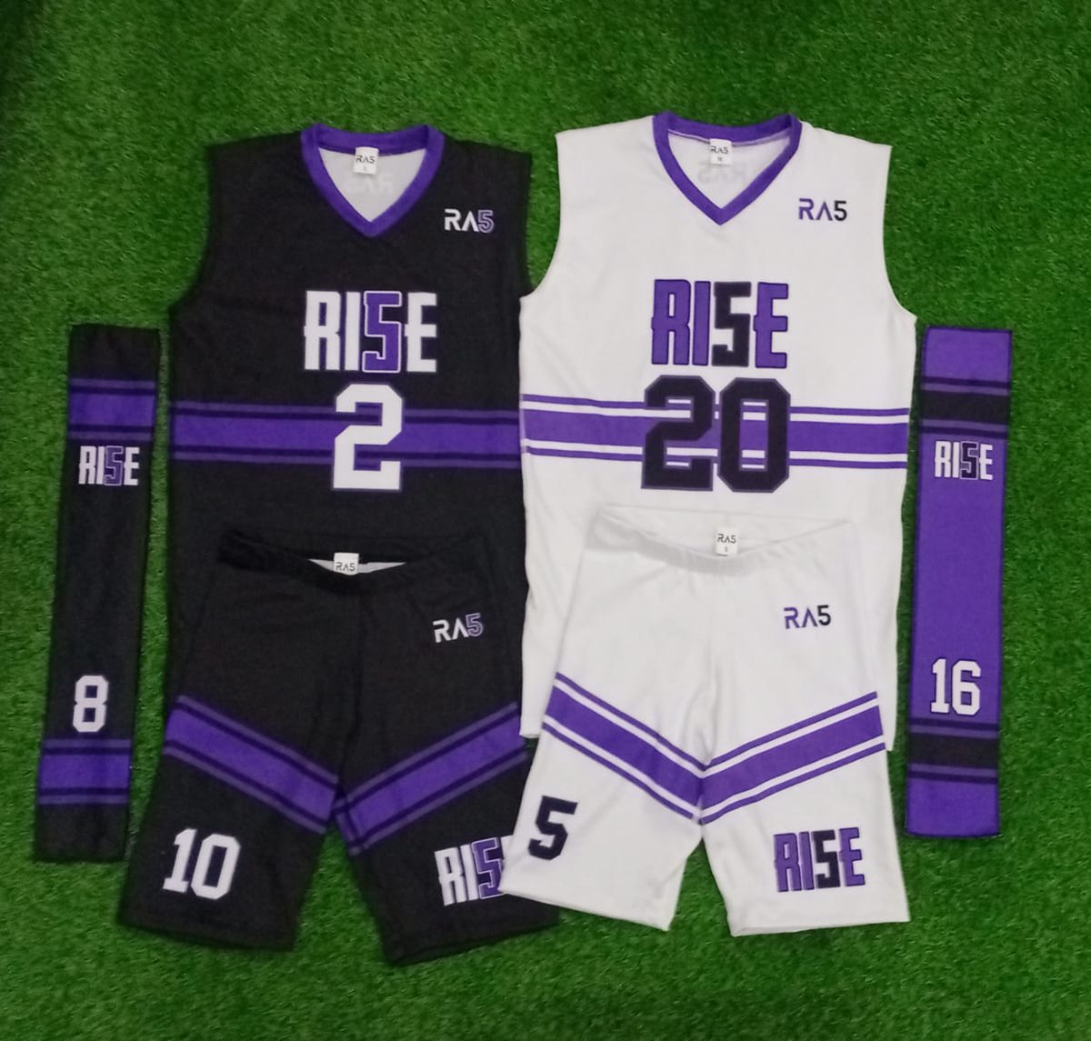 RSimmons5172's tweet photo. @RI5E_Sports @RI5E_apparel Eeeewwie!!!
🗣CHI-TOWN!!!! We on our way and definitely will be in style. You look good, you feel good, you feel good, you play good. 15u let's get it #MINDSETOFAPRO #RI5E⬆️
#RI5EMAFIA #DRIPPY #FAMILYTIES🤞
💯🤙💪 https://t.co/n9526vgwPW