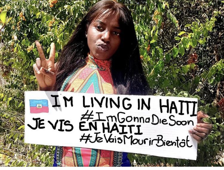 Radio_Metronome's tweet photo. Entre la vie et la mort, ceux qui vivent en Haïti habitent dans un cimetière, comme en témoigne une pancarte arborée par la Journaliste Cindy Régis dans une photo. Consciente que l’heure est grave, la journaliste se résigne ; sur son visage le désespoir est total. Ce lundi, les habitants de divers quatiers de la zone métropolitaine de P-au-P ont connu l'enfer. Certains ont tués par balles, d’autres brûlés vifs par des gangs armés.
