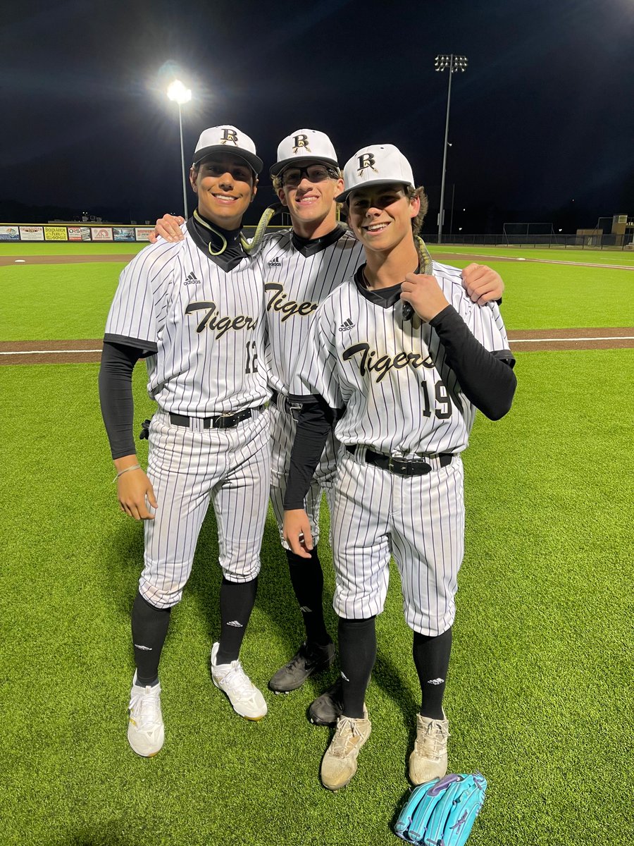 Batigerbaseball's tweet photo. District sweep๐งน๐งน๐งน
3 headed snake in Game 2 13-1 win!
Childers and Tarr combine for 6 hits and the Shark goes CG only giving up 2 hits ๐๐๐
#ChilliDog #PineTarr #Sharknado โ๏ธ https://t.co/xy4tbW0uDQ