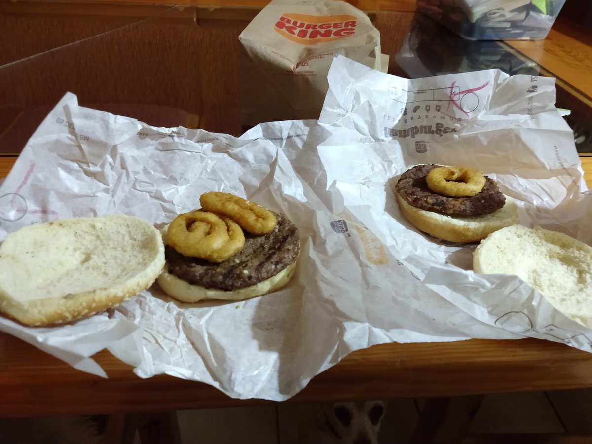 nutcracker2099's tweet photo. @BurgerKingMX que broma es esta de Rodeo Burger? No encontré la sasa BBQ, no traía nada, ni mayonesa ni, catsup, viene frías, en serio que son de lo más chafa, y una con un arito de cebolla, en serio? No se vayan a ir a la bancarrota por ponerme otro. https://t.co/LvWTtRwKko