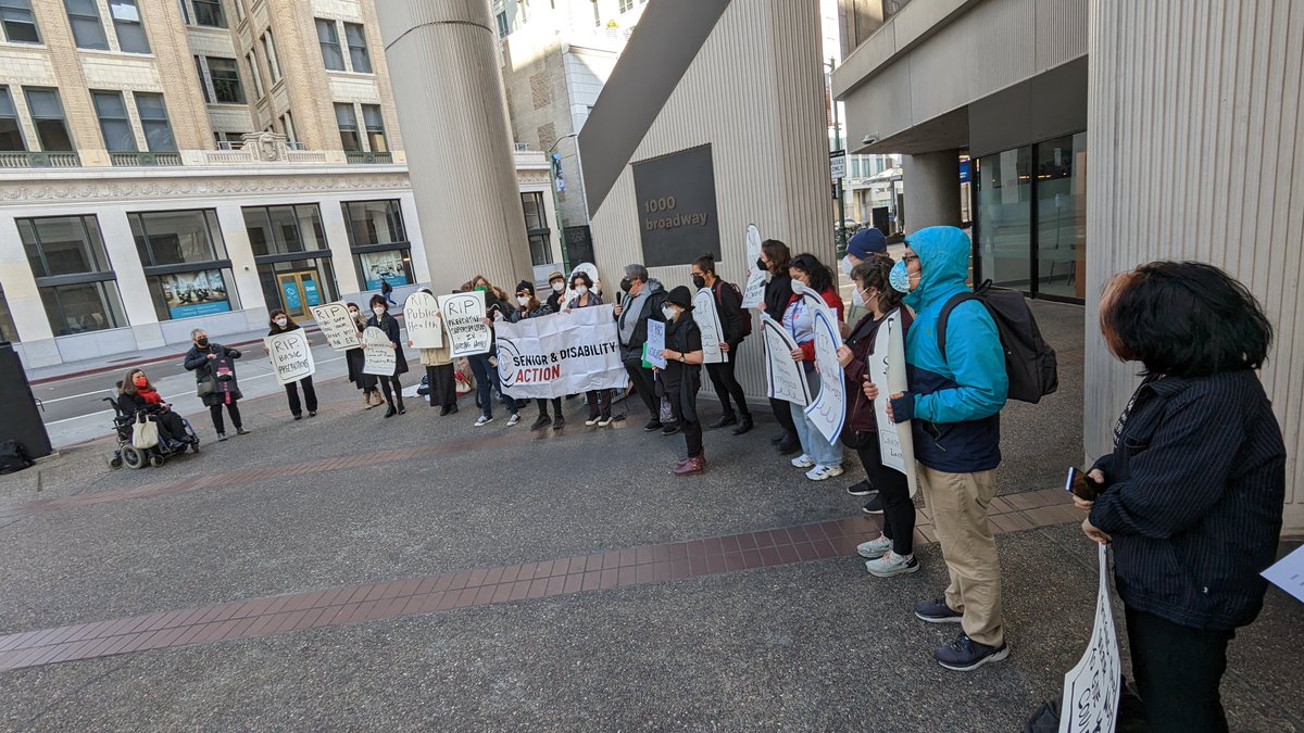 MaskBlocUCDavis's tweet photo. ✊😷🪧@sdaction1 in Oakland today demanding @CAPublicHealth  and @CAgovernor #KeepMasksinHealthcare #KeepMasksinCA 😷🐮 https://t.co/NIqd0QqvsN