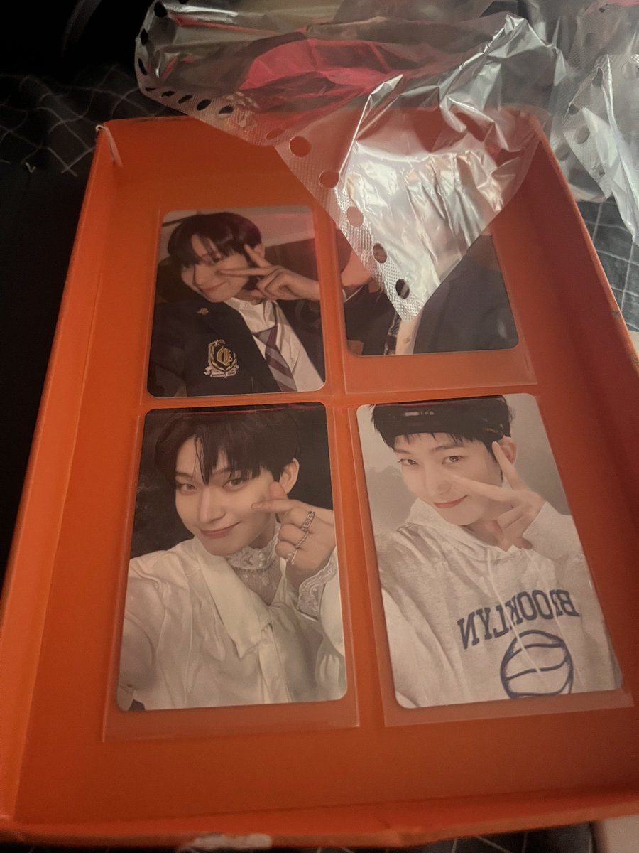 ellakrt's tweet photo. Hiii!! @briannamails, i already received the package two days ago and super disappointing and nakakainis na makukuha ko sya ng ganto. Like i have said sa dmed ko I’m not asking for aesthetic packaging but sana yung maayos at hindi yung basta basta ka lang kumuha ng album at ++ https://t.co/tMhyp3W0oY