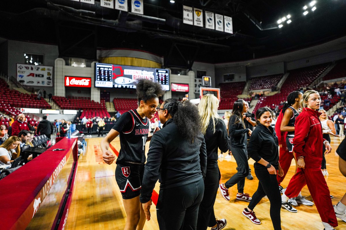 HarvardWBB's tweet photo. Itโs a ๐๐๐ง๐ฉ๐ฎ as we make ๐๐๐จ๐ฉ๐ค๐ง๐ฎ ๐ผ๐๐ผ๐๐ ๐คฏ
#MOOREHistory
#GoCrimson x #BelieveIt https://t.co/mcT5fbQ0bY