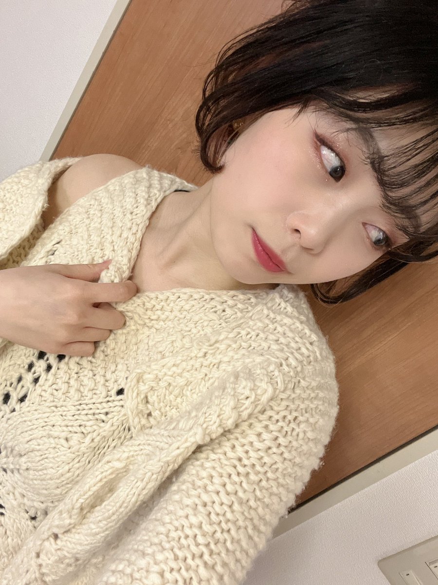 aco_model's tweet image. おはあこ☀️
本日は，撮影会in日比谷エリアでございます👏👏👏👏
ご予約ありがとうございます♪💓
春っぽい衣装にしたく、母から譲り受けた　#Sybilla の白ニットワンピを纏いました🤍🤍　今日も楽しく撮影しましょう✨✨
#マシュマロ撮影会　#ご予約ありがとうございます　#母の古着で🤱